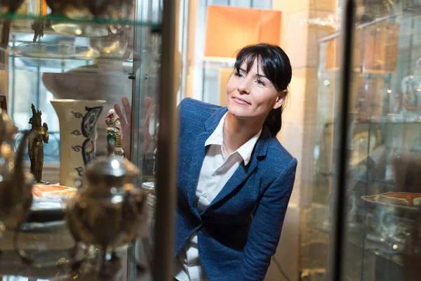 Female museum goer looking at the display — Stock Photo, Image