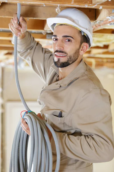 Cableado del trabajador eléctrico en el techo — Foto de Stock