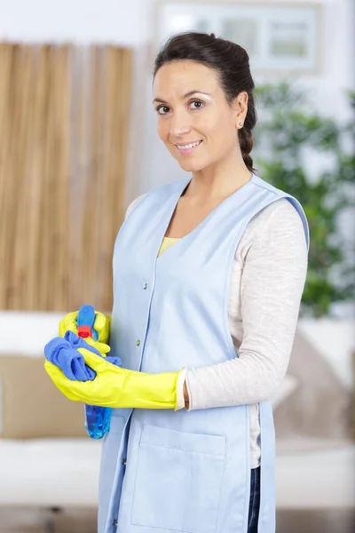 Szczęśliwy średni wiek kobieta sprzątaczka — Zdjęcie stockowe