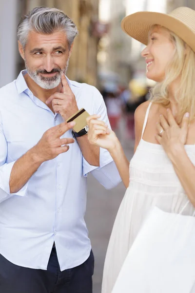 Picture showing young tourists shopping for souvenirs — Stock Photo, Image