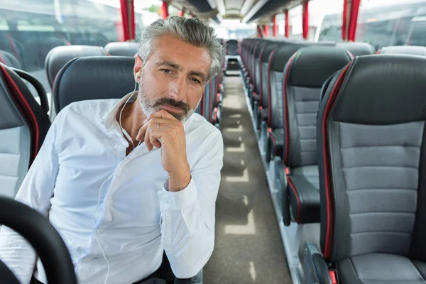 バスで旅行するビジネスマンは — ストック写真