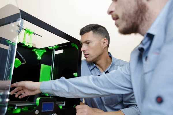 Работающий 3D принтер в офисе — стоковое фото