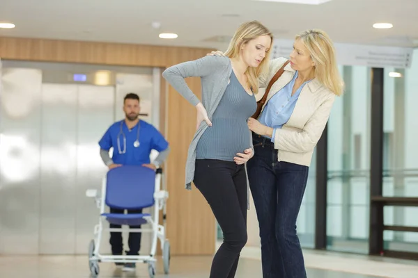 Frau wartet auf Rollstuhl in Geburtsklinik — Stockfoto