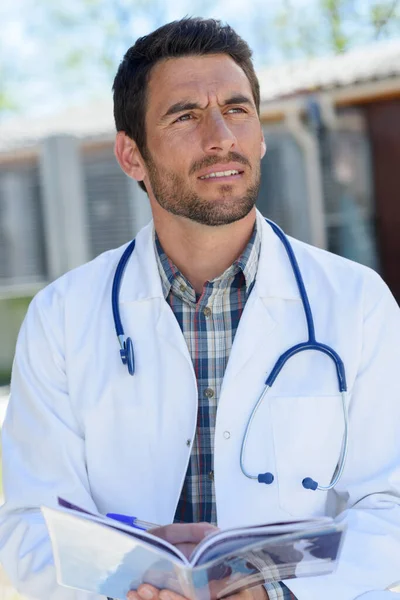 Mâle jeune médecin à l'extérieur — Photo