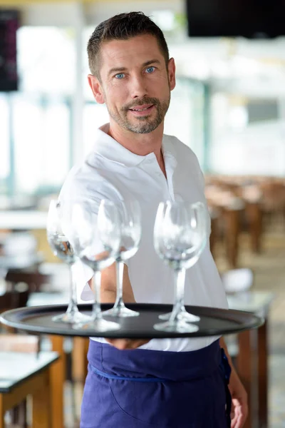 Cameriere è portante piatto con bicchieri — Foto Stock
