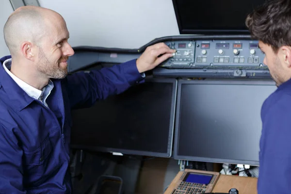 Un mecánico y profesor de aviación —  Fotos de Stock