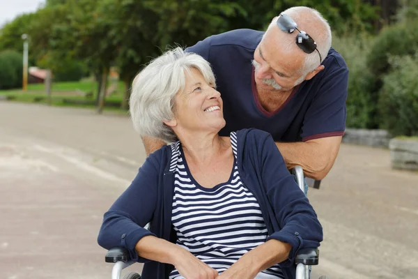 Um casal de idosos em cadeira de rodas — Fotografia de Stock