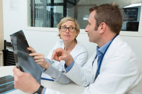 Två läkare diskuterar röntgenresultat — Stockfoto