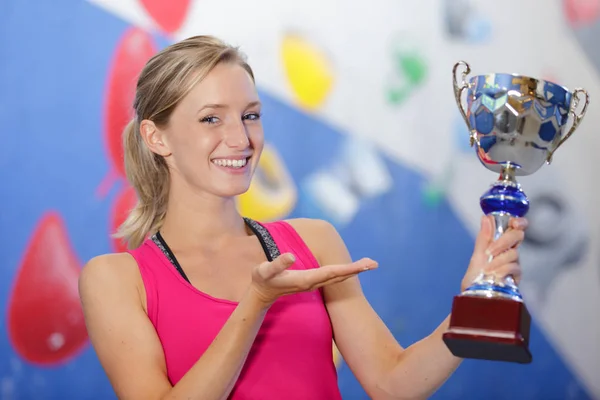 Vrouw tonen haar sport trofee — Stockfoto