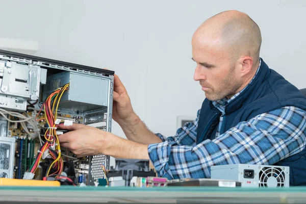 O homem que fixa um computador desktop velho — Fotografia de Stock