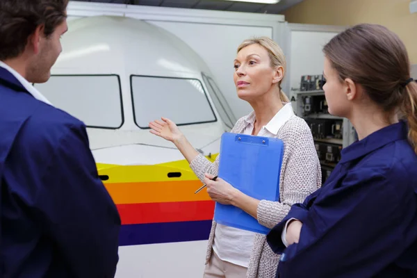 Retrò pilota aereo donna con apprendisti — Foto Stock