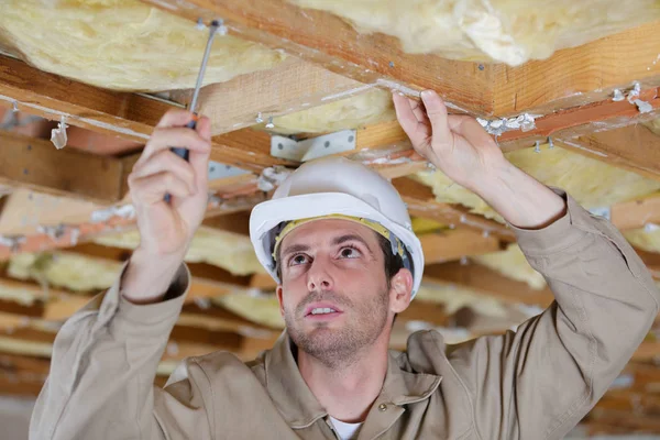 Męski pracownik pokrywa dachy — Zdjęcie stockowe