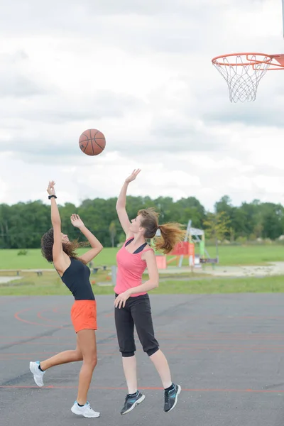 2 mujeres están jugando baloncesto — Foto de Stock