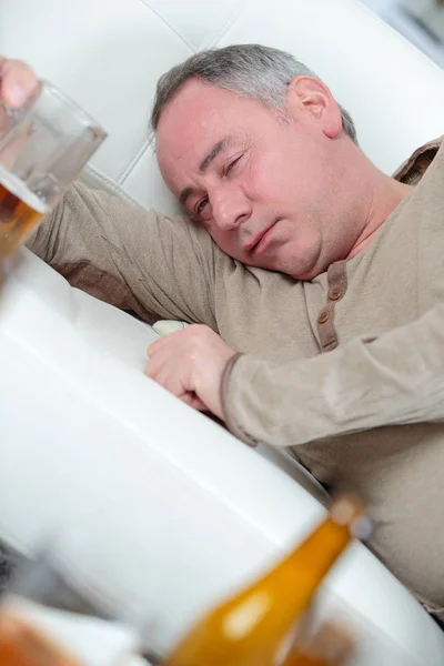 Un triste uomo d'affari alcolizzato depresso — Foto Stock