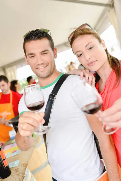 A couple tasting some wine — Stock Photo, Image