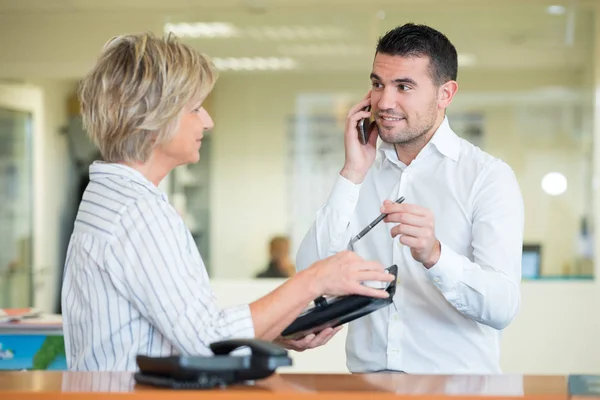 Collega 's uit het bedrijfsleven werken samen en bespreken project — Stockfoto