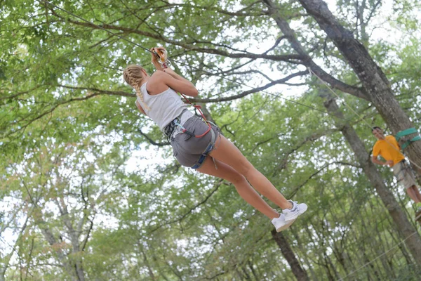 Fată frumoasă în parc pe frânghii atinge în aer liber — Fotografie, imagine de stoc