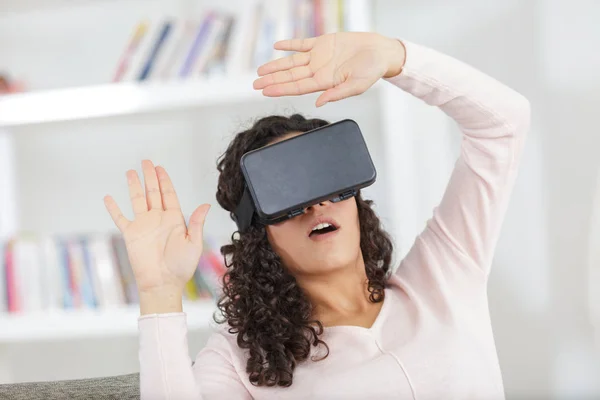 Vystrašená žena používající masku virtuální reality — Stock fotografie
