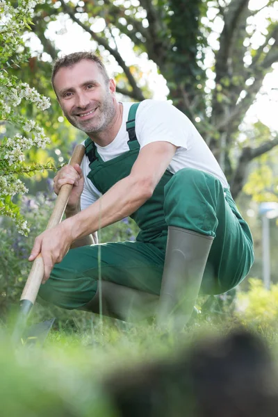 Hombre feliz plantando árbol en el jardín — Foto de Stock