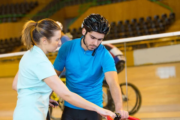 Portrét trenéra na velodromu — Stock fotografie