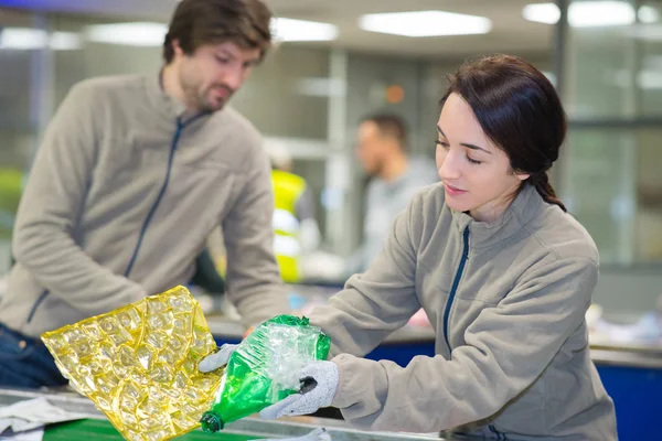 Mężczyzna i kobieta w zakładzie recyklingu — Zdjęcie stockowe