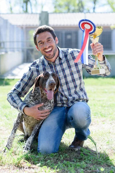 Dueño del perro y perro ganador — Foto de Stock