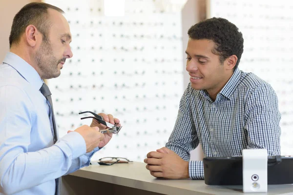 Optik mağazadaki adamlar — Stok fotoğraf