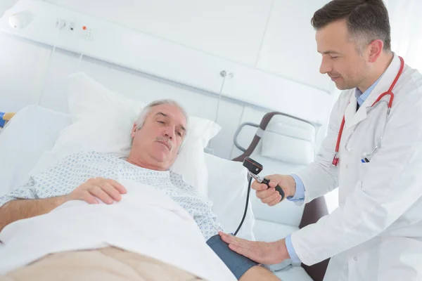 Вимірювання кров'яного застереження пацієнта старшого віку — стокове фото