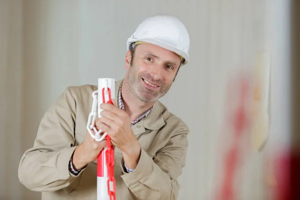 Construtor concentrado inteligente dentro de casa na área de trabalho — Fotografia de Stock