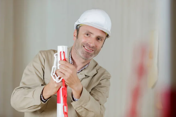 Constructeur concentré intelligent à l'intérieur de la zone de travail — Photo