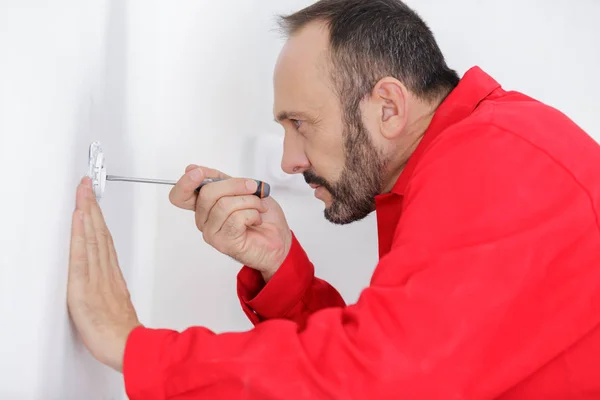 Stopcontact en man handen — Stockfoto