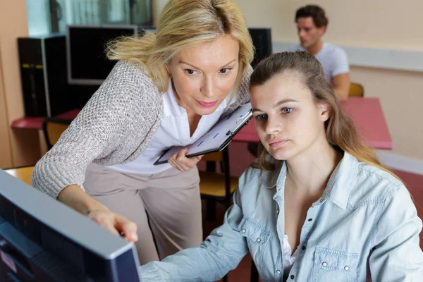 Estudiantes mujeres que trabajan en la computadora en la escuela — Foto de Stock