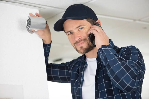 Hombre instalando cámaras de vigilancia CCTV en casa — Foto de Stock