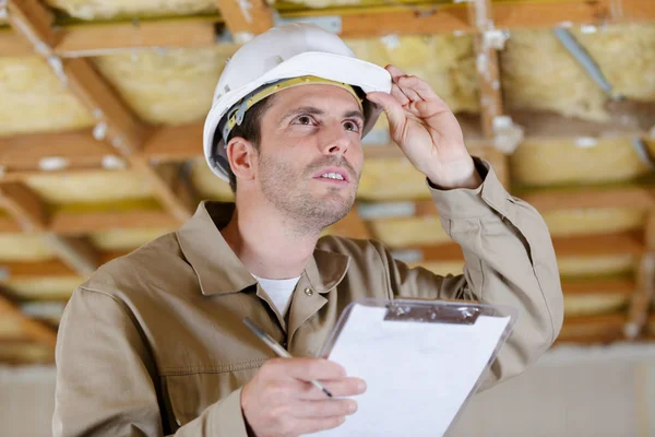 En manlig byggmästare som arbetar inomhus — Stockfoto