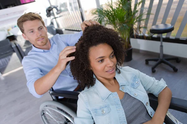 Parrucchiere disabile con cliente presso salone — Foto Stock