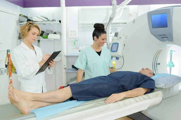 Patient goes tomography of the head — Stock Photo, Image
