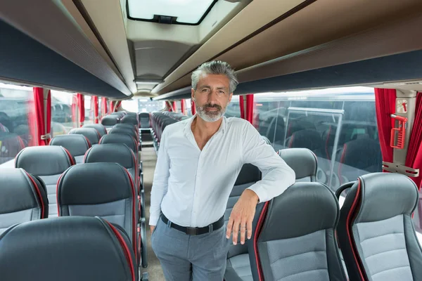 Homem em um ônibus posando — Fotografia de Stock