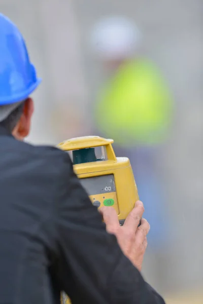 Bauingenieur misst die Straße — Stockfoto