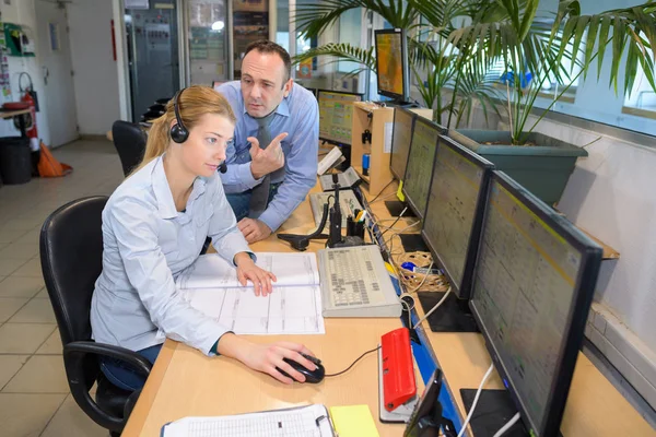 Mannelijke manager met vrouwelijke werknemer op zoek naar pc — Stockfoto