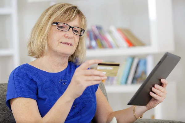 Γυναίκα με ψηφιακή δισκίο και πιστωτικών καρτών — Φωτογραφία Αρχείου