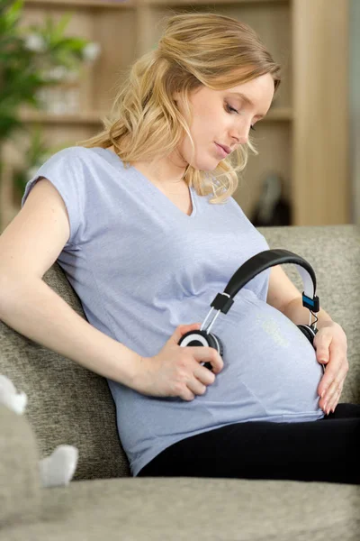 Concept pregnancy and music belly of pregnant — Stock Photo, Image