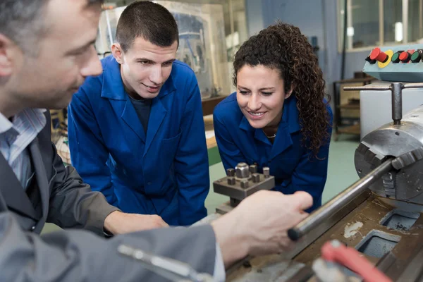 Porträtt av unga mekaniker på jobbet — Stockfoto