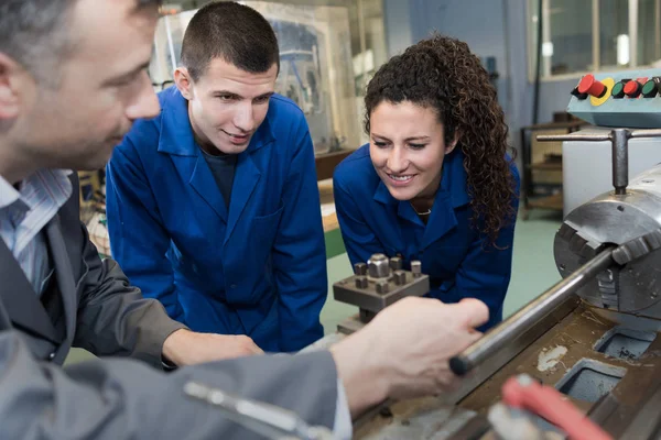 Portret van jonge monteurs aan het werk — Stockfoto