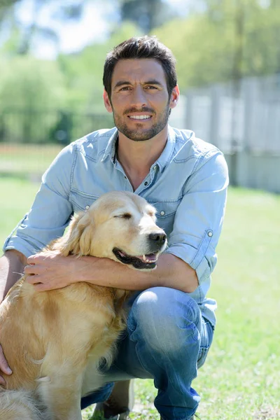 Mann umarmt seinen Hund — Stockfoto