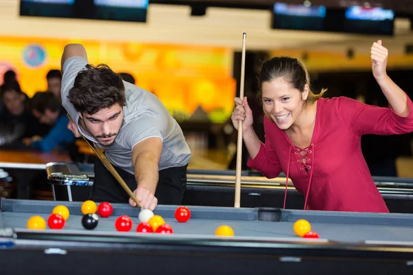 Jong paar spelen pool vrouw winnen — Stockfoto