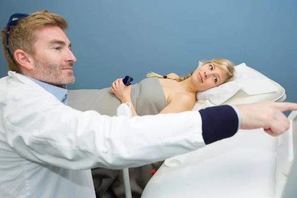 임신한 여자 검사의 진단법 — 스톡 사진