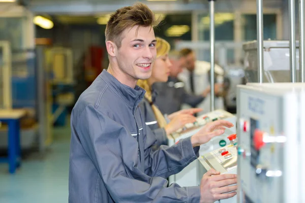 Industrieller junger Maschinensteuerer lächelt — Stockfoto