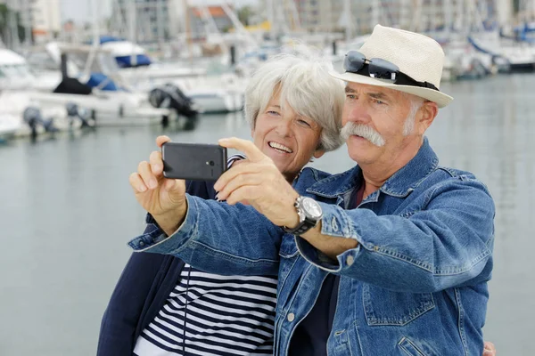 A senior para biorąc selfie — Zdjęcie stockowe