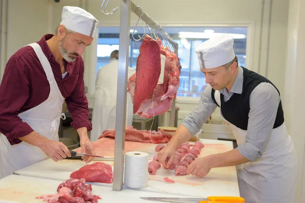 Trabajando en una carnicería — Foto de Stock