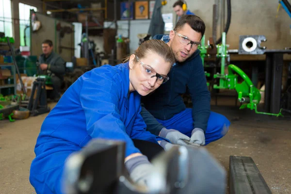 Deux personnes travaillant à l'atelier — Photo